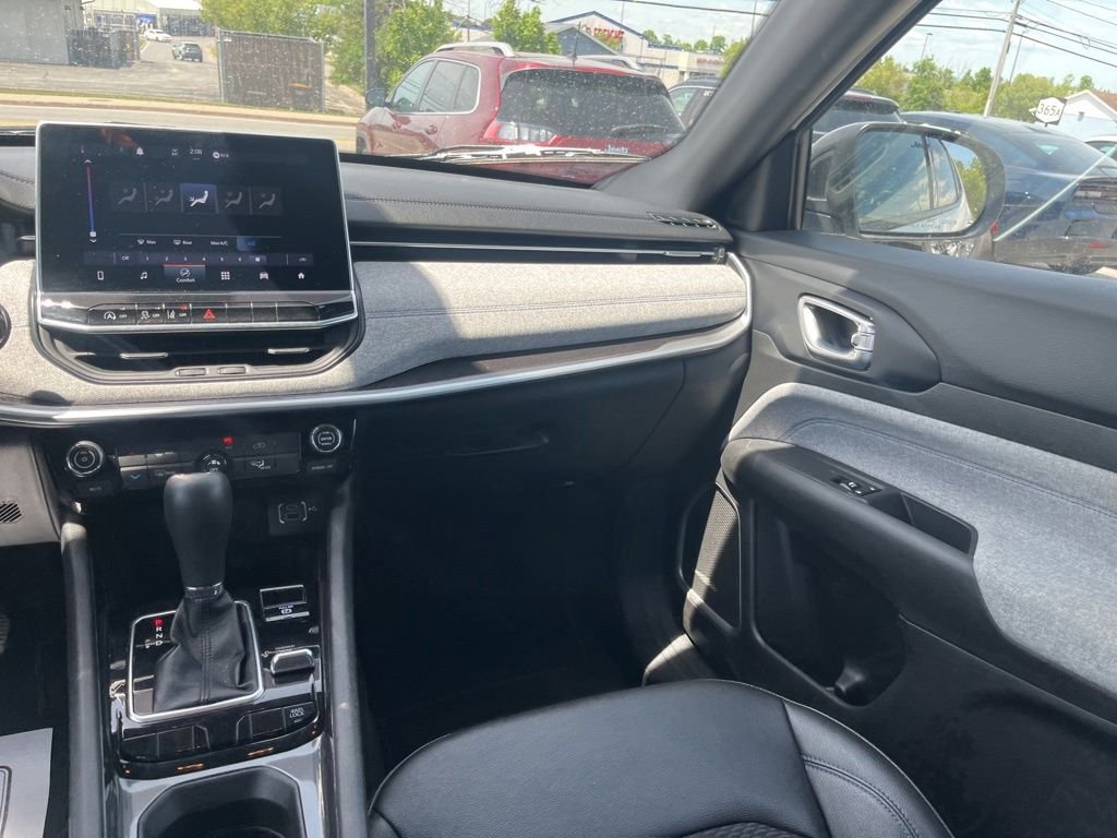 Used 2024 White Jeep Latitude image 13