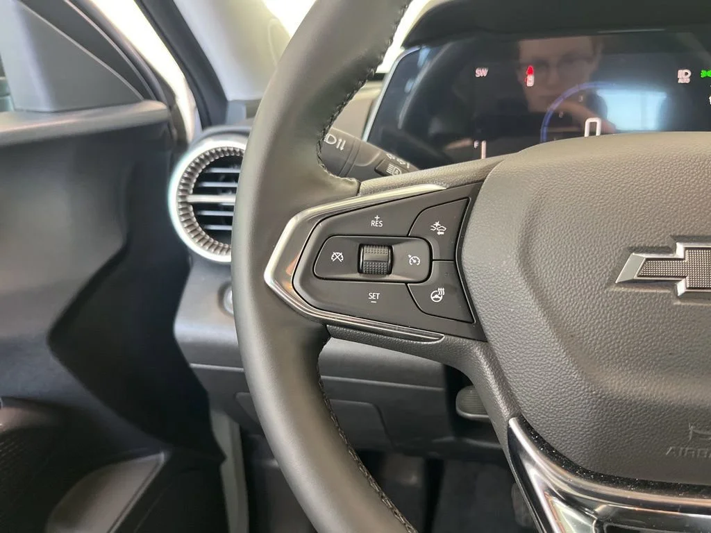 New 2025 Summit White Chevrolet ACTIV image 6
