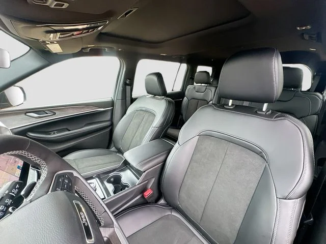 New 2026 Velvet Red Pearl-Coat Exterior Paint Jeep Altitude image 23