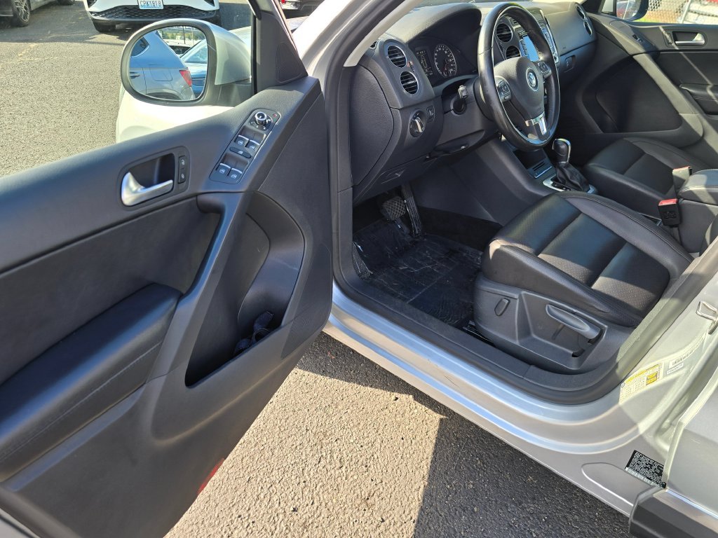 Used 2012 Silver Volkswagen SE image 21
