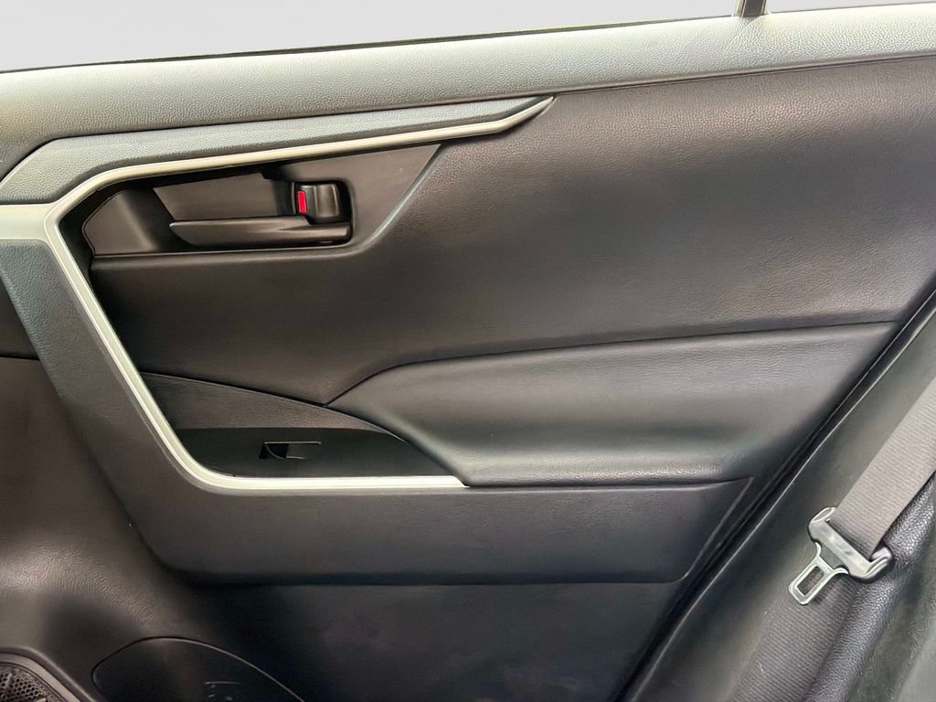 Used 2022 White Toyota LE image 14