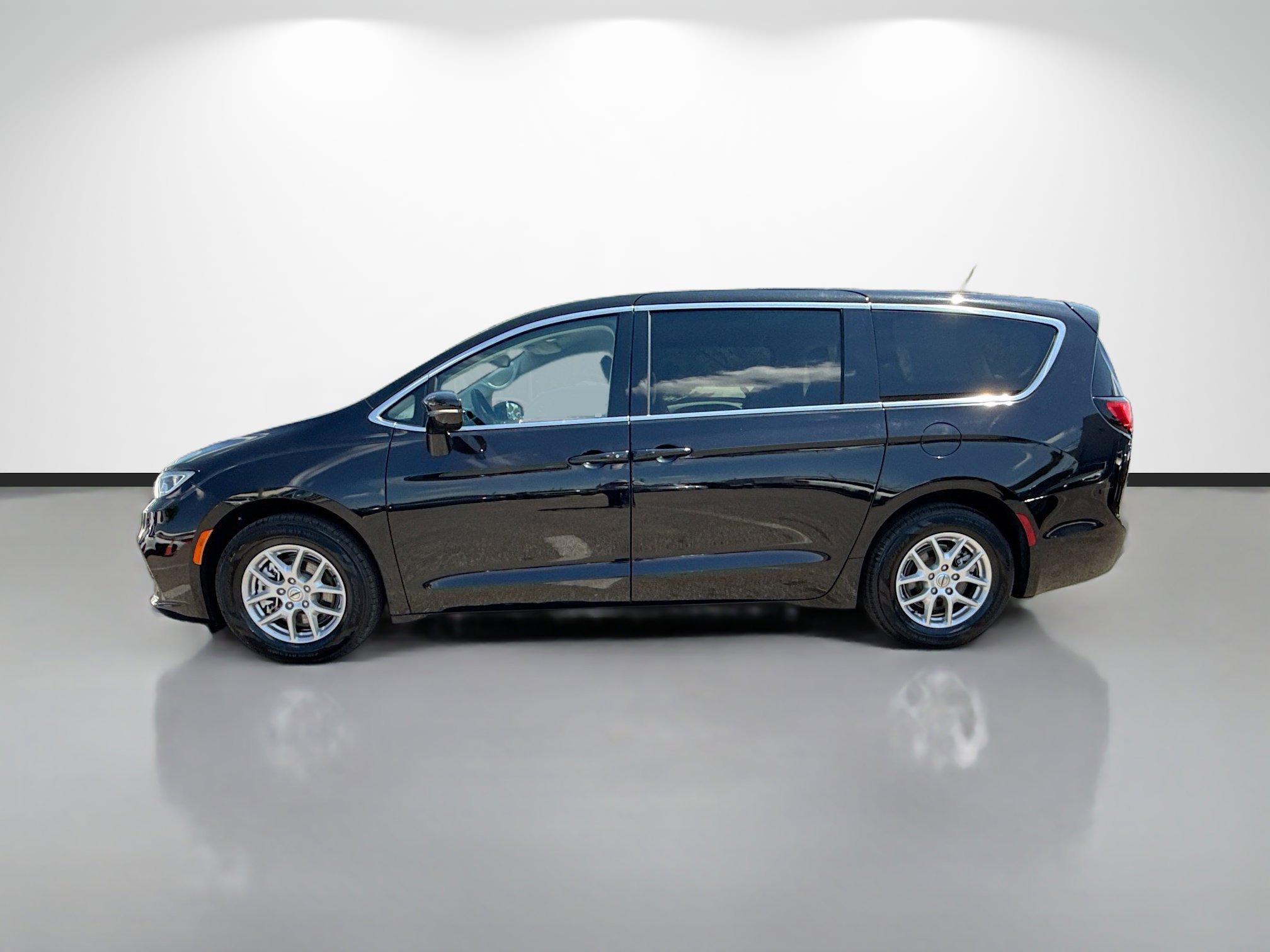 Used 2024 Diamond Black Crystal Pearlcoat Chrysler Touring L image 6