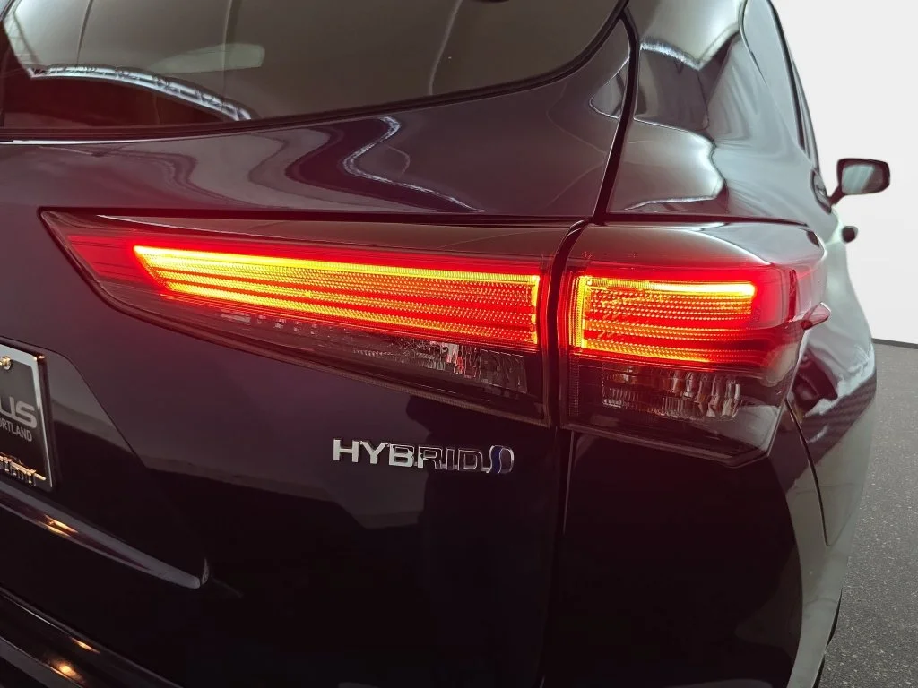 Used 2020  Toyota LE image 31