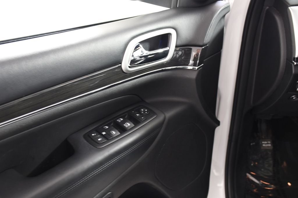 Used 2015 Bright White Clearcoat Jeep Overland image 15