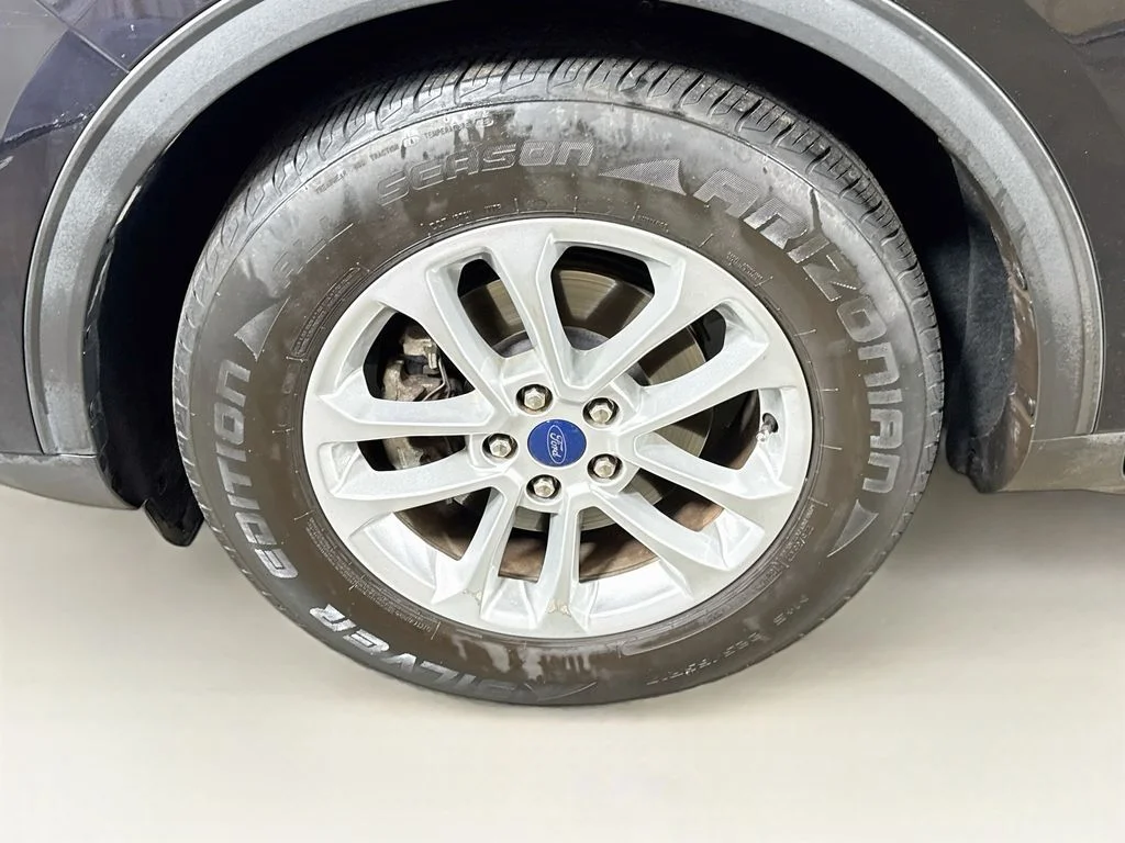 Used 2022 Black Ford SE image 40