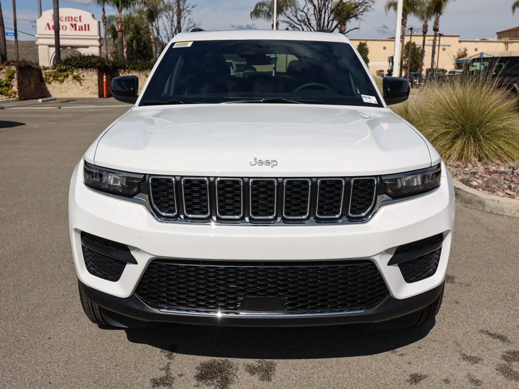 New 2026 Bright White Clear-Coat Exterior Paint Jeep Laredo X image 8