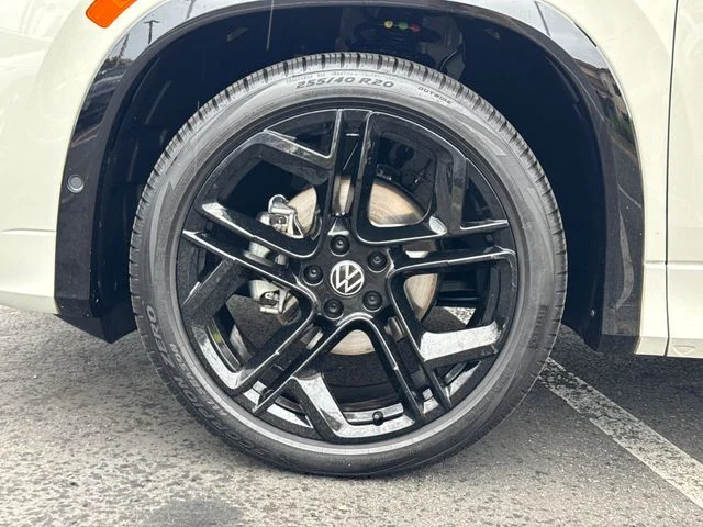 Used 2026  Volkswagen SE R-Line Black image 8