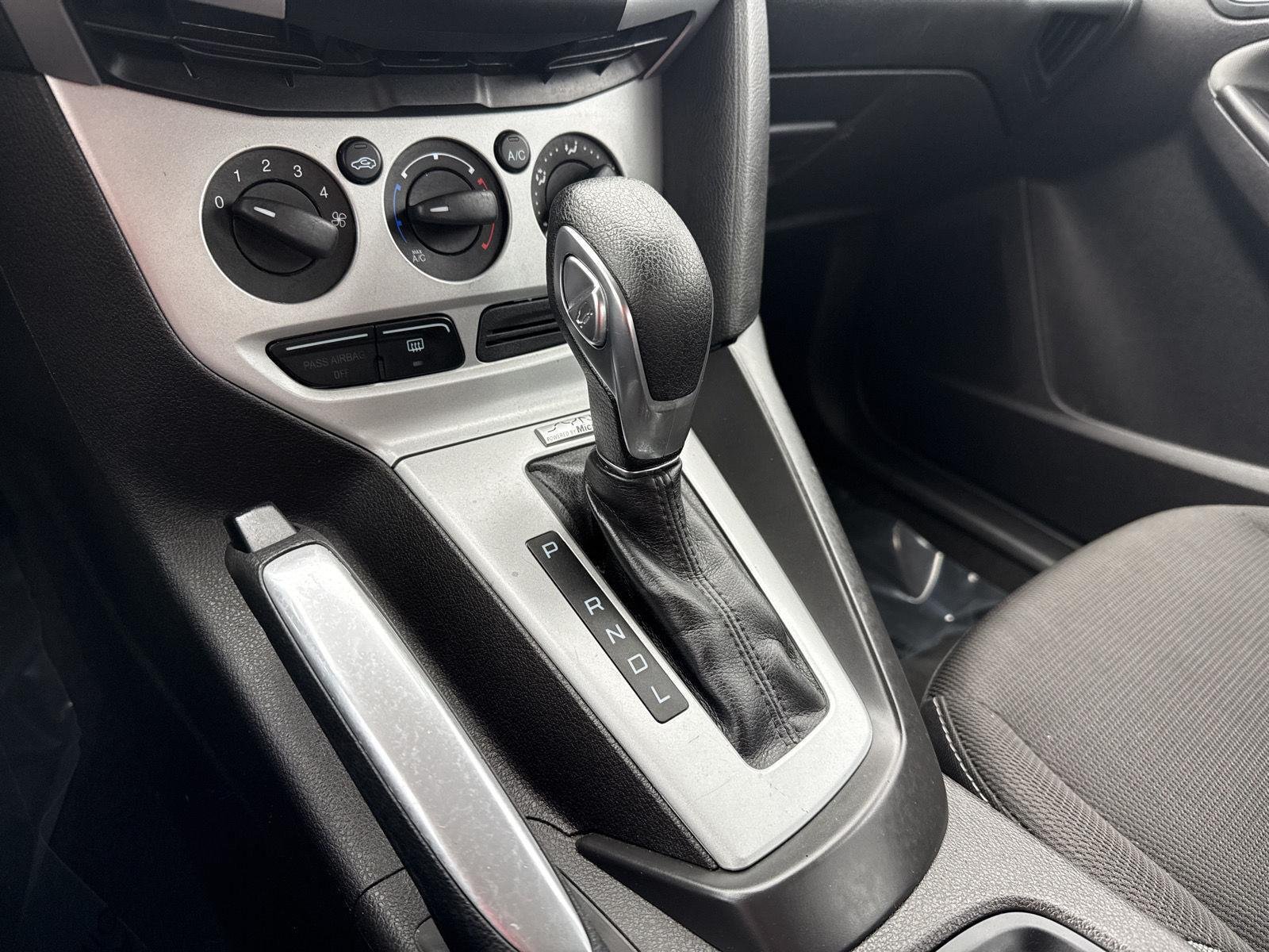 Used 2013 Tuxedo Black Metallic Ford SE image 4