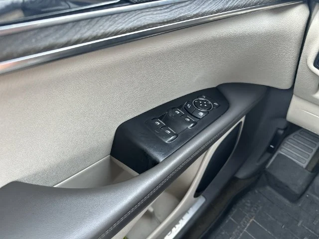 Used 2020 White Lincoln Reserve image 14