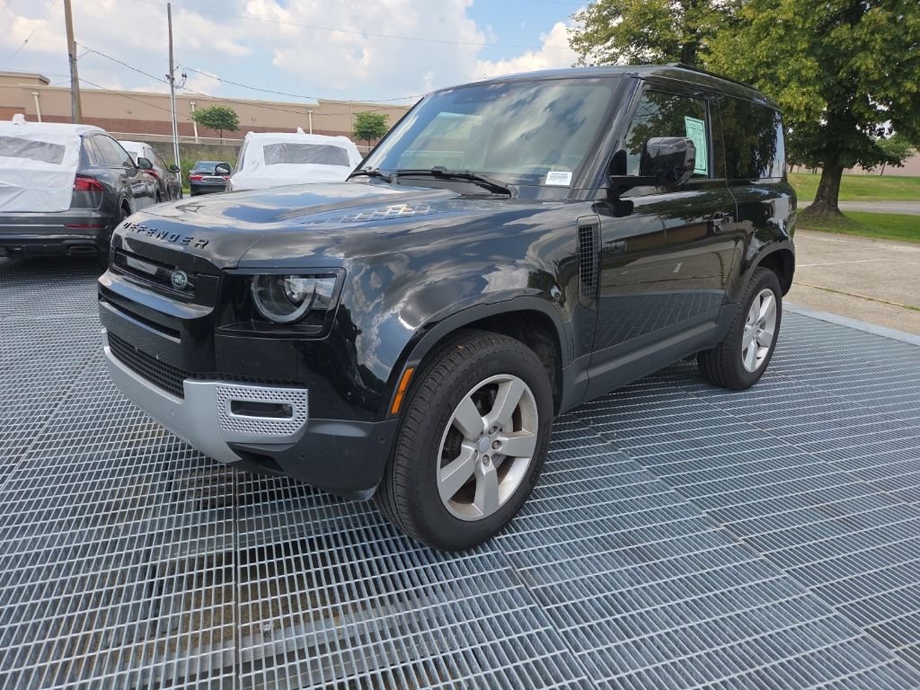 Used 2025 Santorini Black Metallic Land Rover S image 1