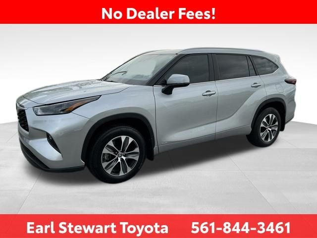 Certified Used 2025 Silver Toyota XLE image 9