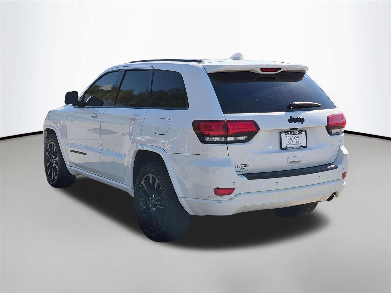 Used 2018 Bright White Clearcoat Jeep Altitude image 3