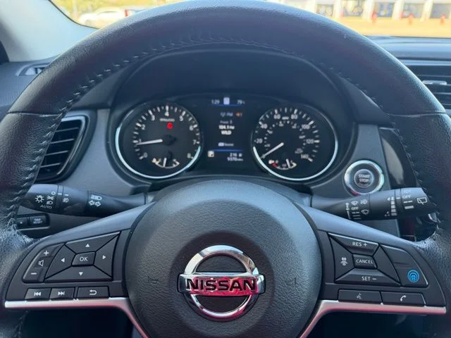 Used 2022 Red Nissan SL image 15