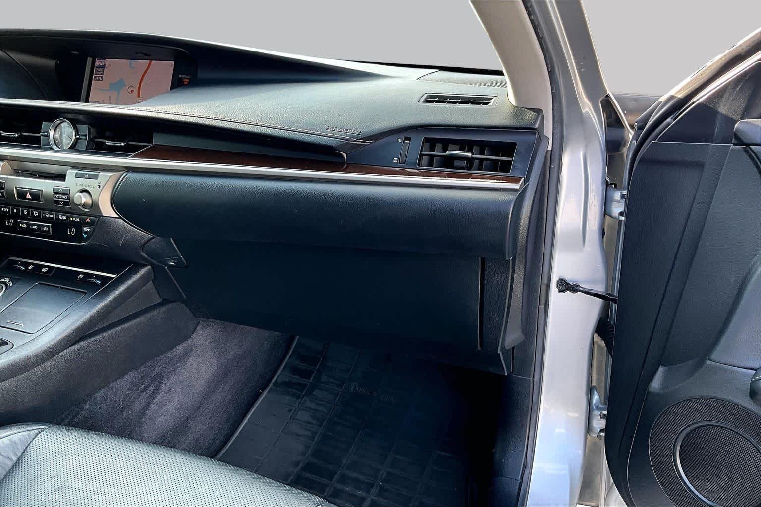 Used 2014 Silver Lining Metallic Lexus  image 19