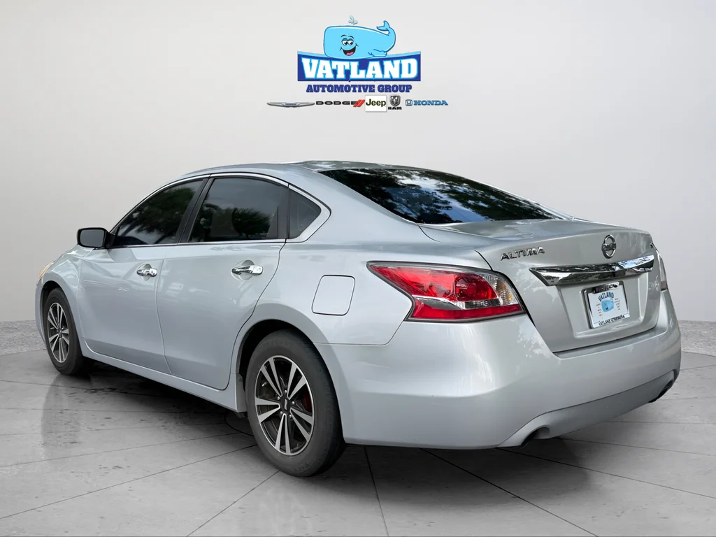 Used 2015 Brilliant Silver Nissan 2.5 S image 3