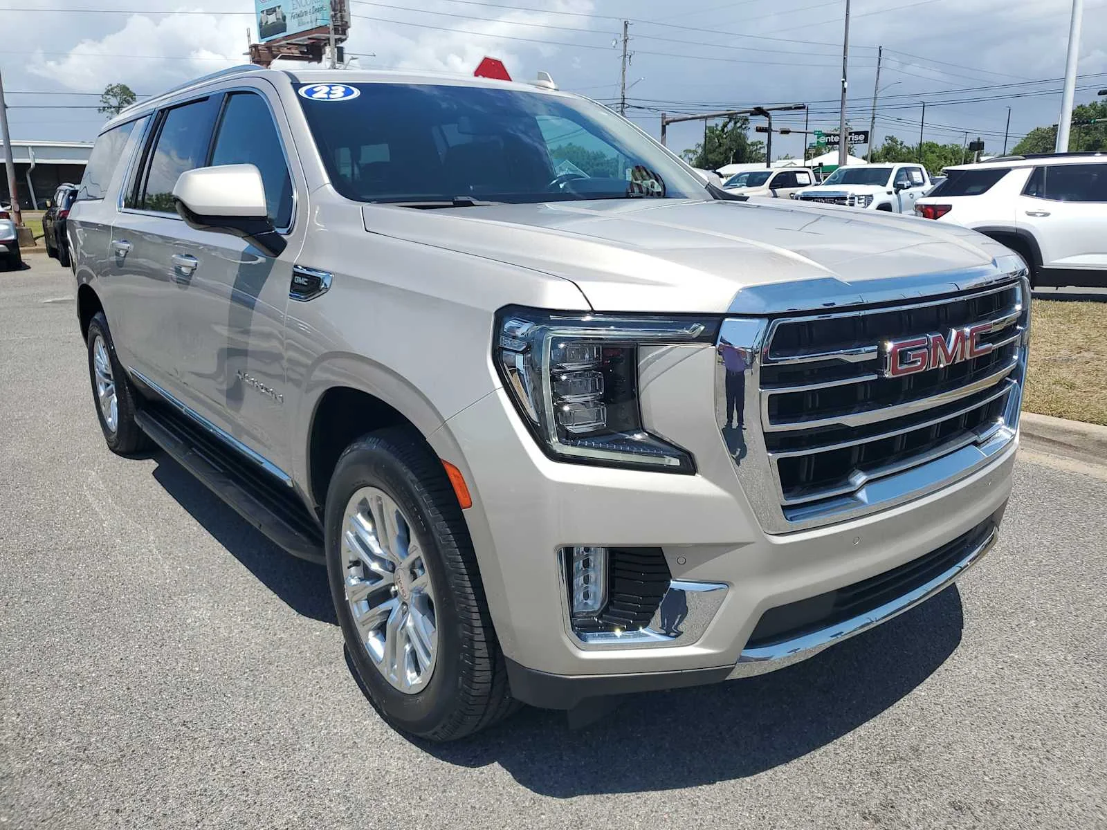 Used 2023 Pearl Beige Metallic GMC SLT image 8