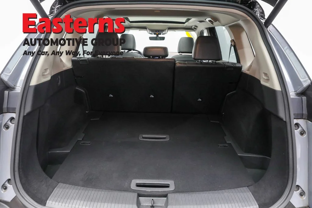 Used 2023 Gray Nissan SL image 9