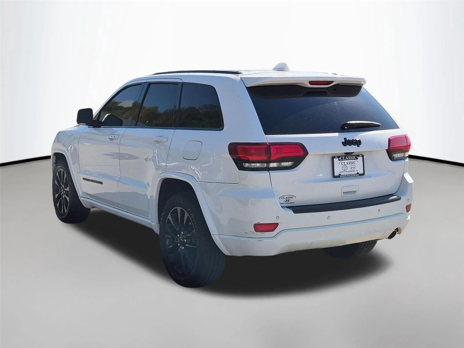 Used 2018 Bright White Clearcoat Jeep Altitude image 3