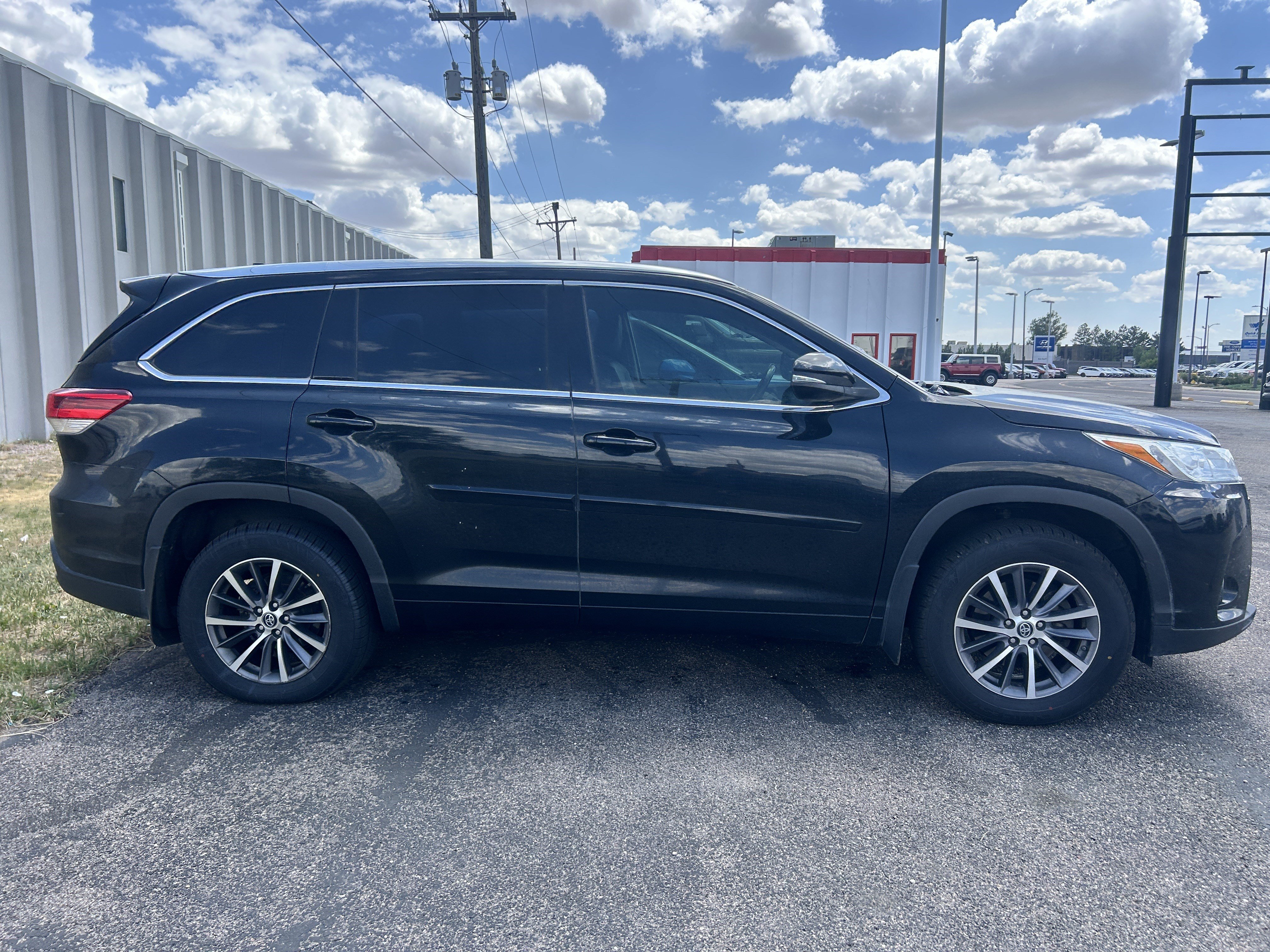 Used 2018 Midnight Black Metallic Toyota SE image 5