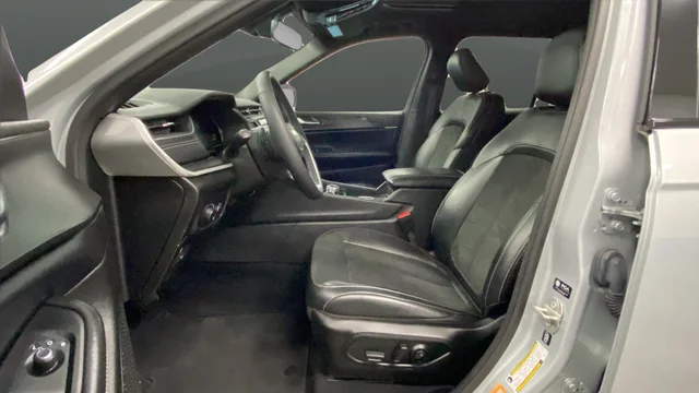 Used 2023 Silver Jeep Altitude X image 9