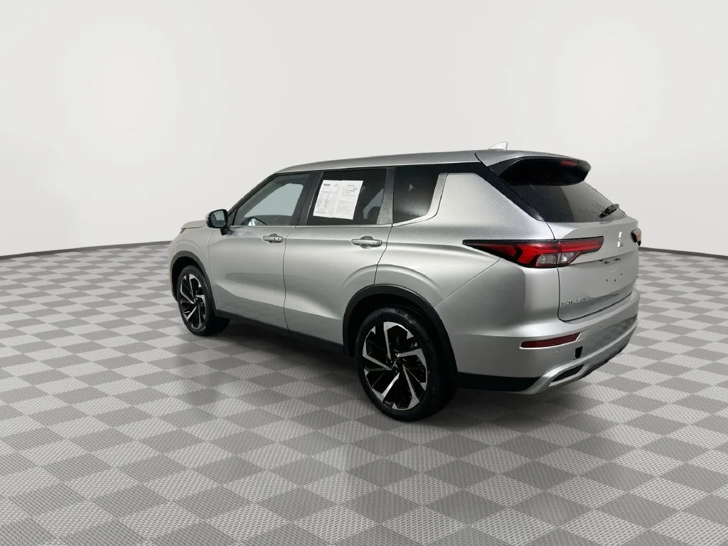 Used 2024 Black Mitsubishi SE image 6