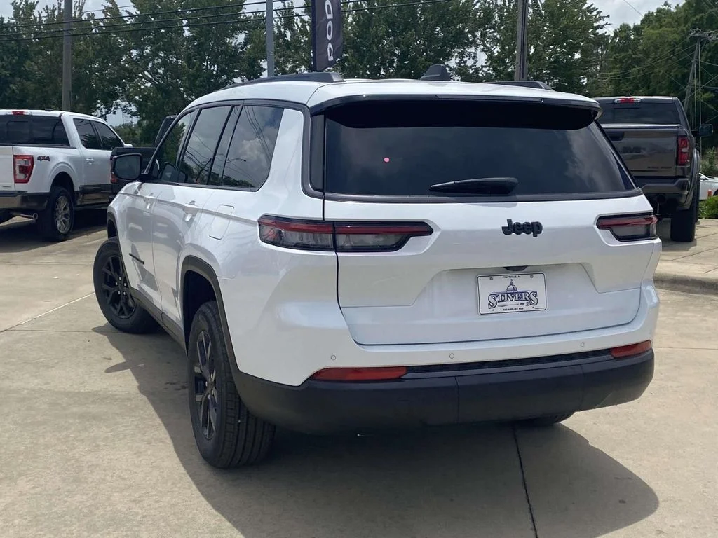 New 2026 Bright White Clear-Coat Exterior Paint Jeep Laredo Altitude image 4