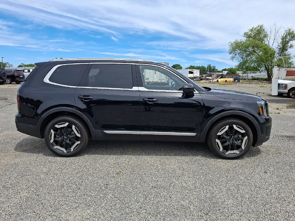 Used 2023 Ebony Black Kia EX image 13