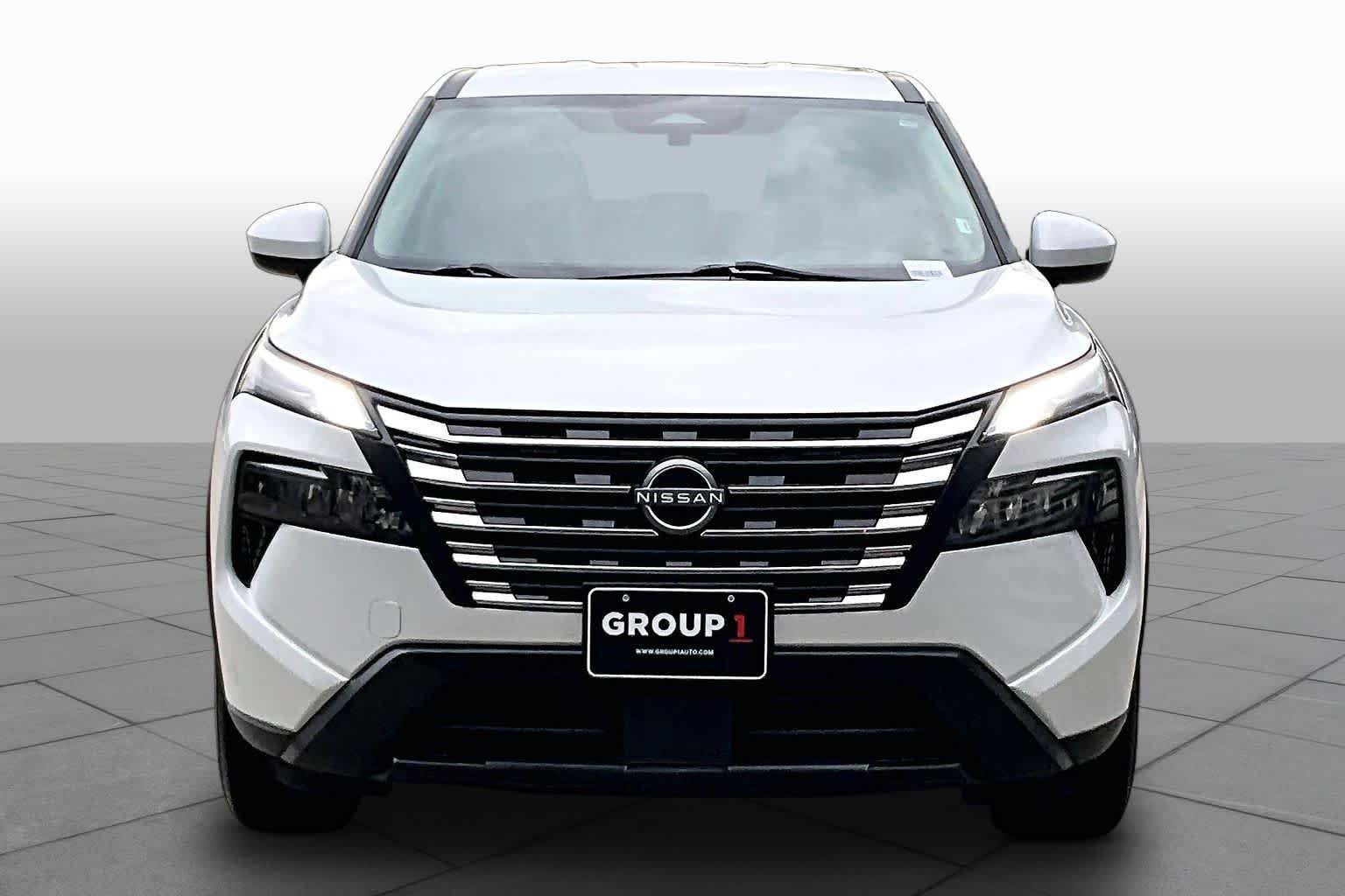 Used 2024 Everest White Pearl Nissan SV image 4