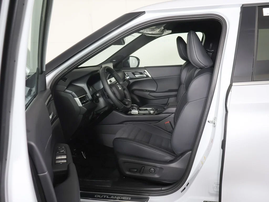 New 2026 White Mitsubishi LE 1.5T 2WD image 28