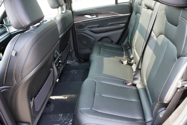 New 2026 Diamond Black Crystal Pearl-Coat Exterior Paint Jeep Limited image 11