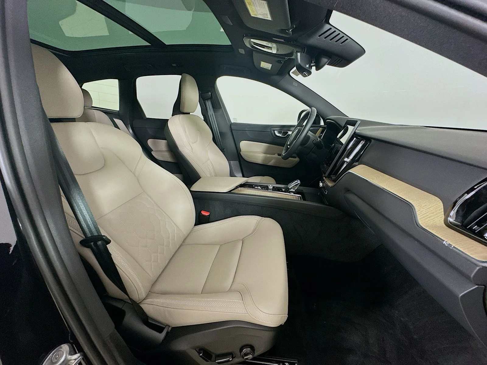 2026 Volvo XC60 Plus - Photo 44