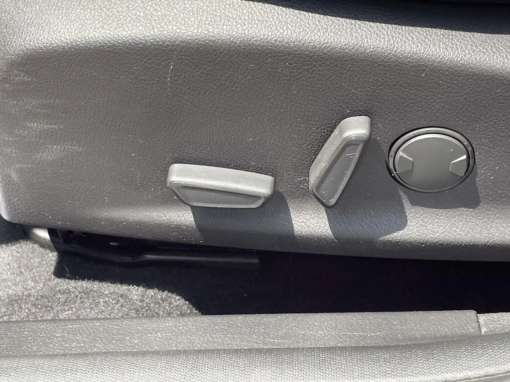 Used 2015 Red Ford SE image 17