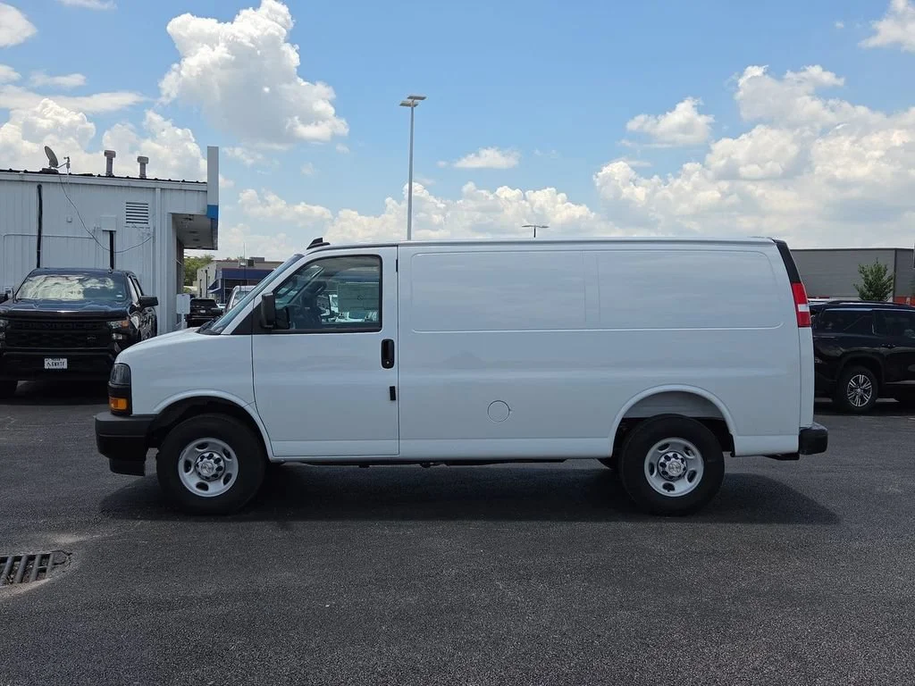 New 2026 Summit White Chevrolet WT image 2
