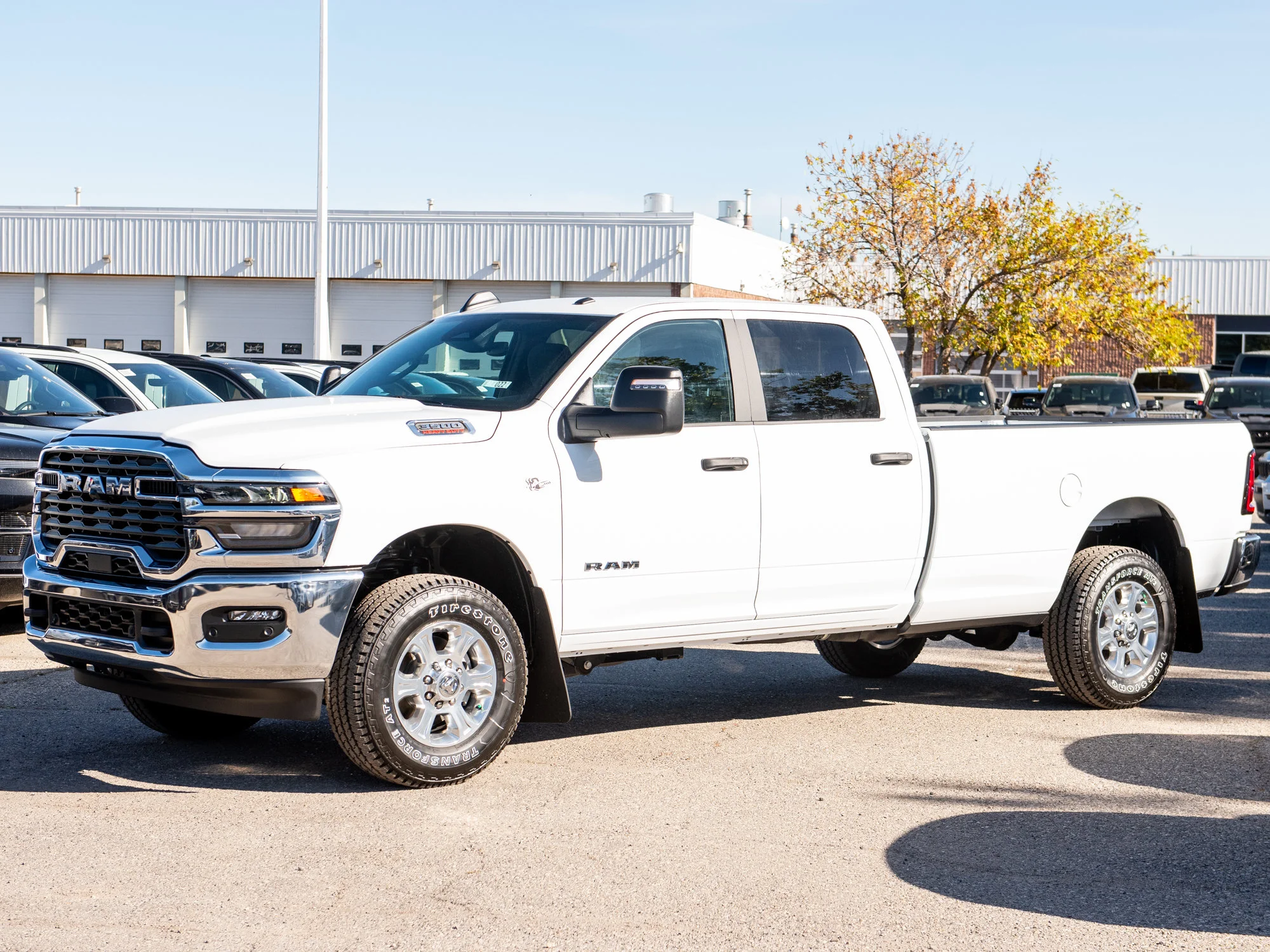 New 2027 White RAM Big Horn* Crew Cab 4x4, 8