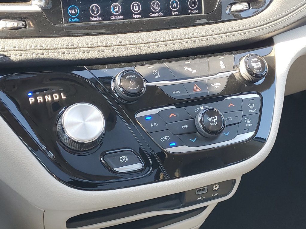 Used 2018 Billet Silver Metallic Chrysler Limited image 29