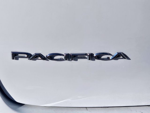 Used 2024 White Chrysler Select image 11