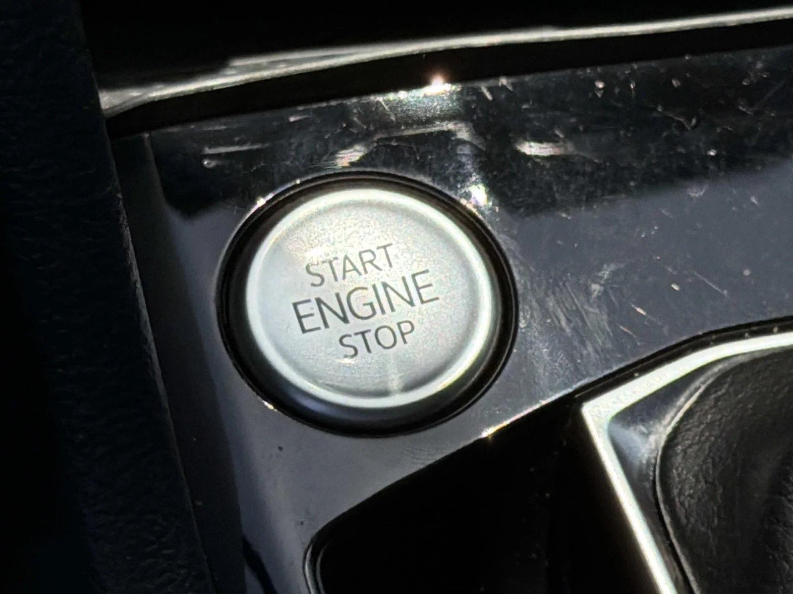 Used 2022 Pure White Volkswagen SEL FWD image 18