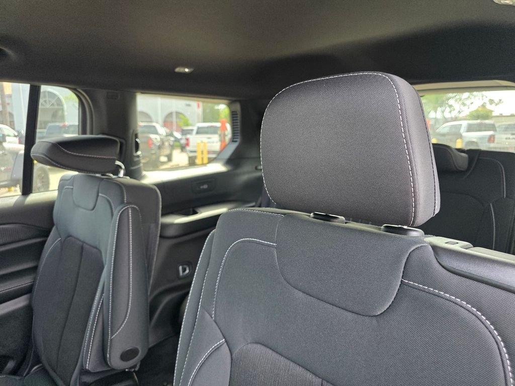New 2026 Diamond Black Crystal Pearl-Coat Exterior Paint Jeep Laredo image 9