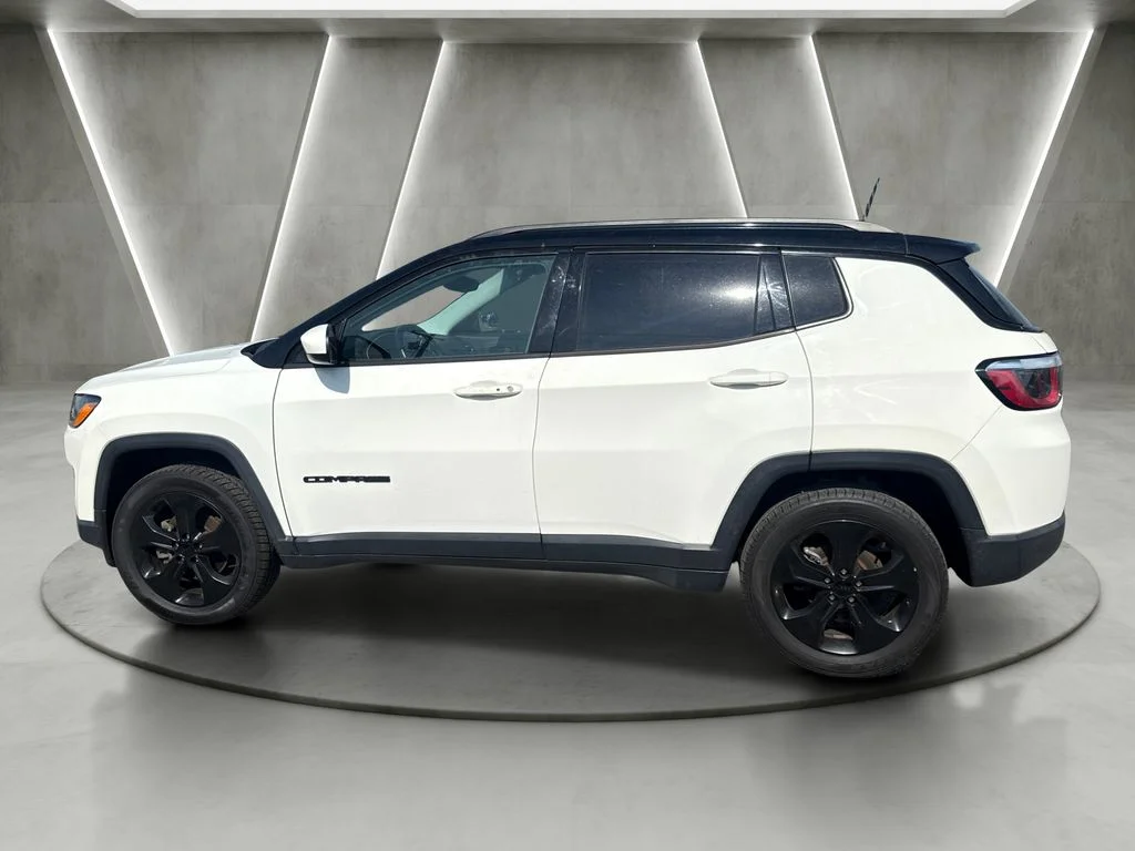 Used 2018 White Jeep Latitude image 4