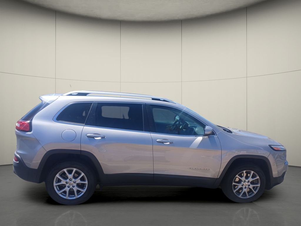 Used 2018 Silver Jeep Latitude Plus image 8