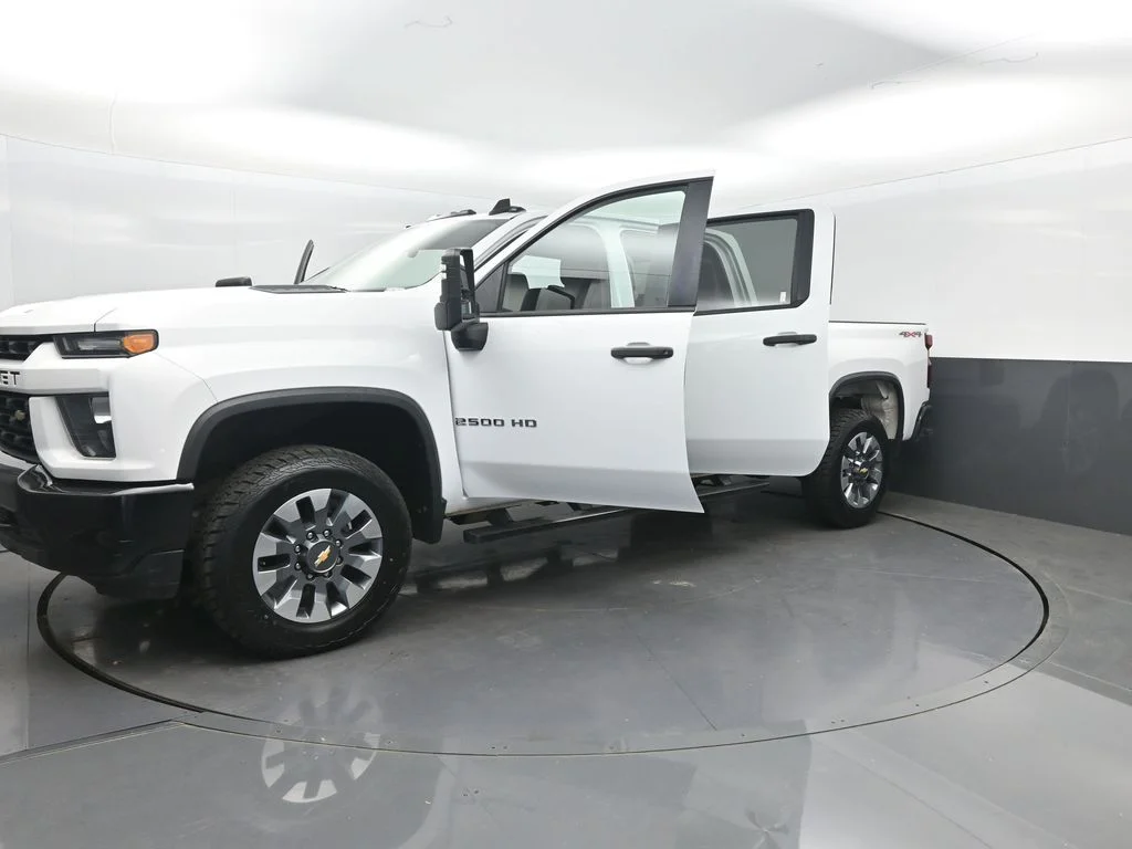 Used 2022 White Chevrolet Custom image 33