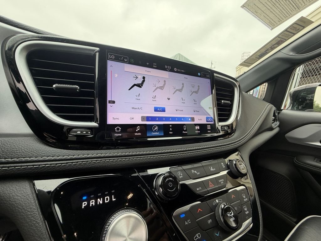 Used 2025 White Chrysler Limited image 21