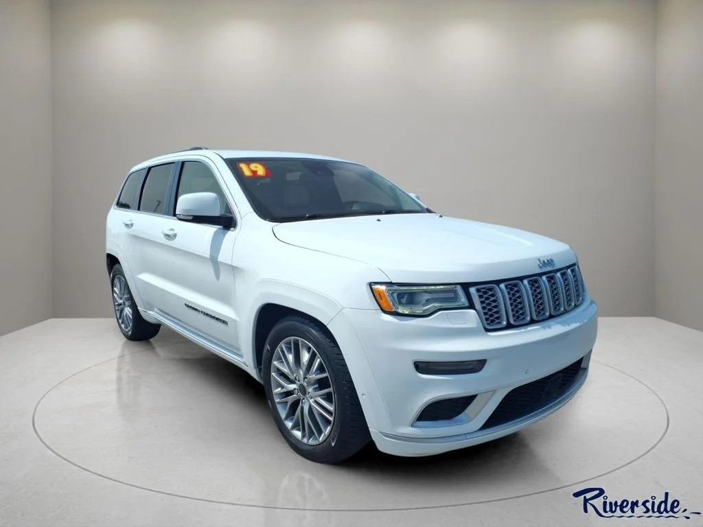 Used 2017 White Jeep Summit image 1