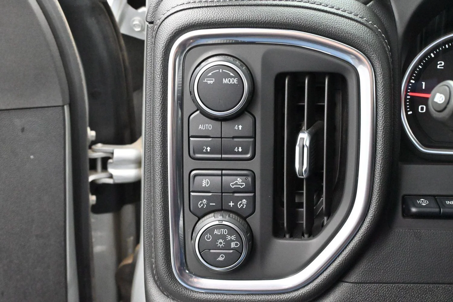 Used 2020 Silver Ice Metallic Chevrolet High Country image 30