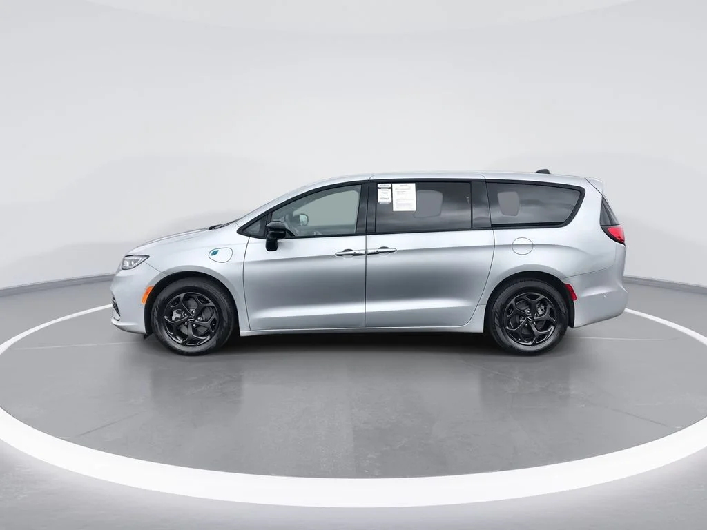 Used 2023 Silver Chrysler Limited image 5