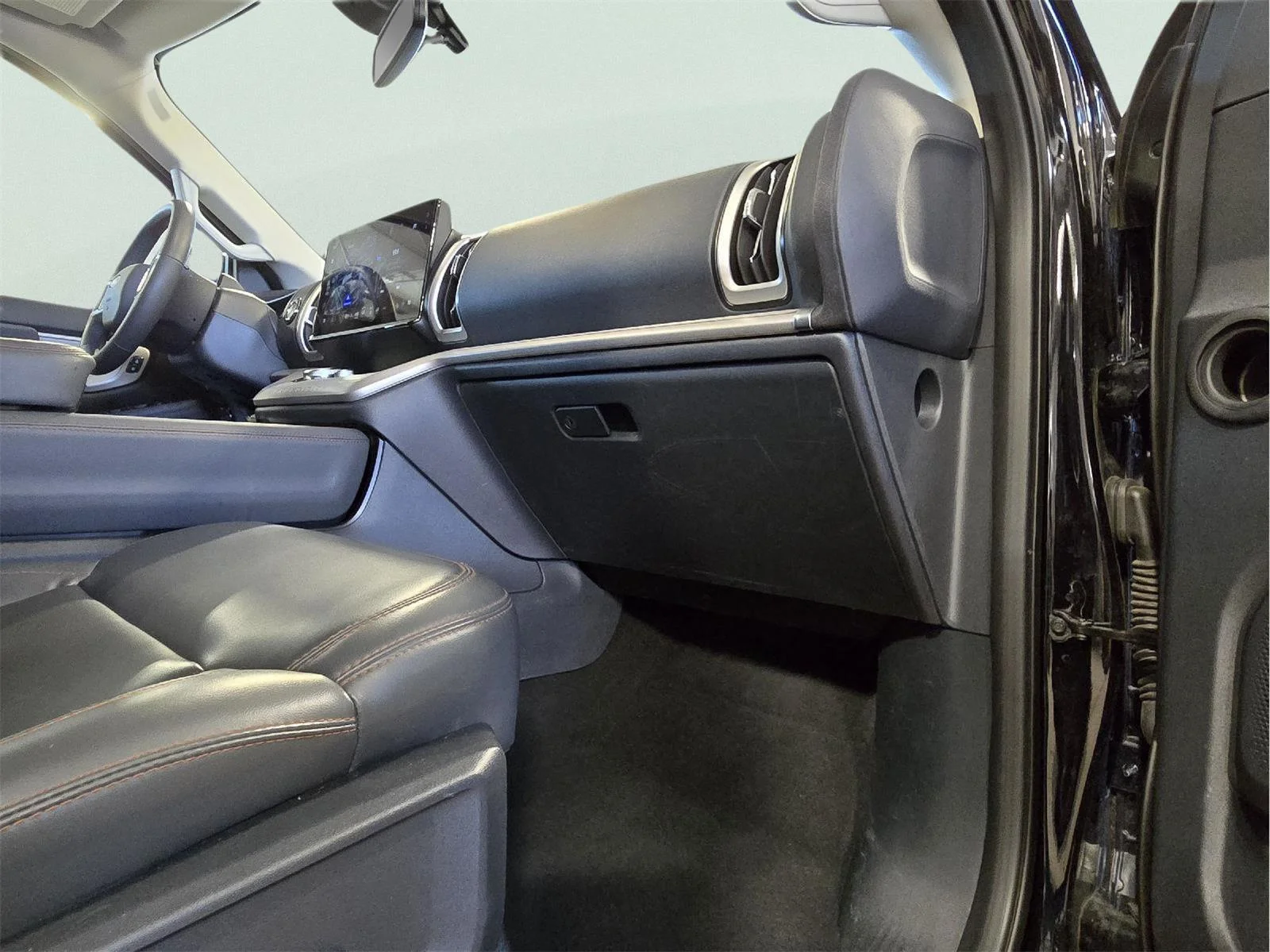 Used 2025 Agate Black Ford Active image 56
