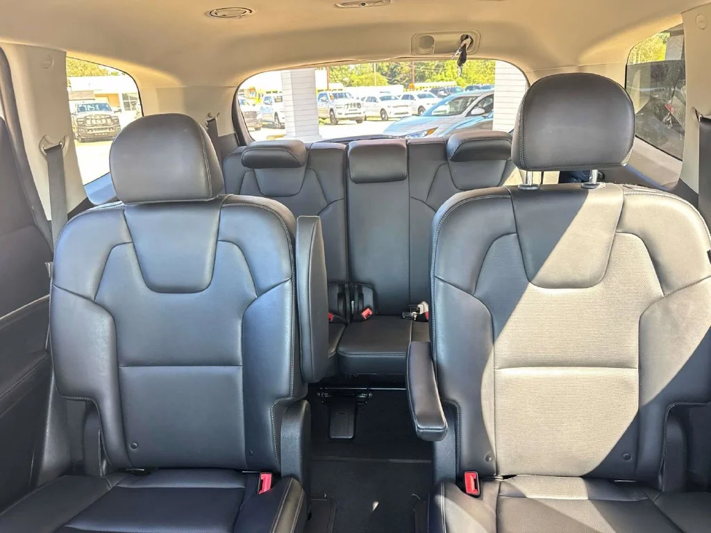 Used 2025 White Kia S image 43