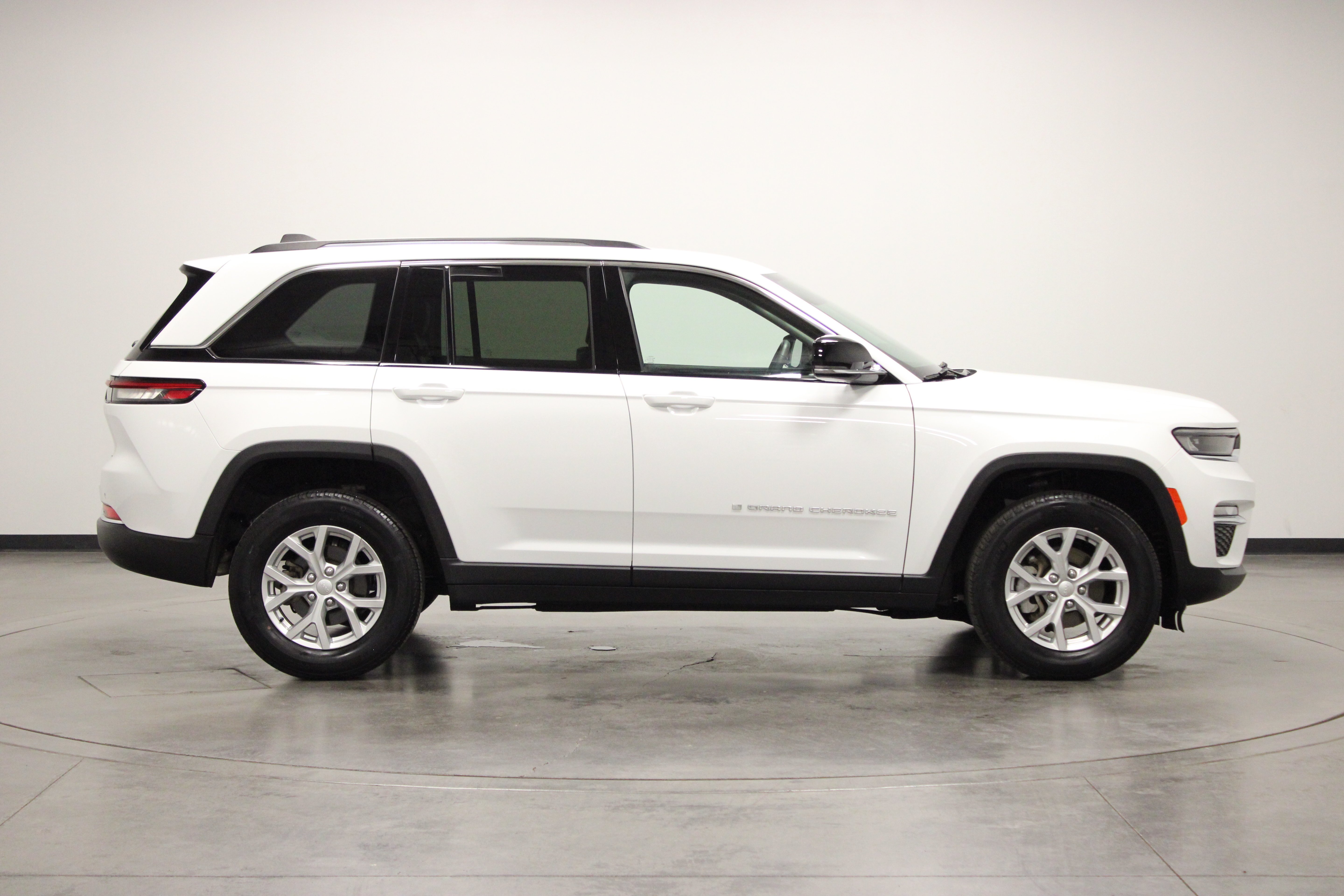 Used 2023 Bright White Clearcoat Jeep Limited image 9