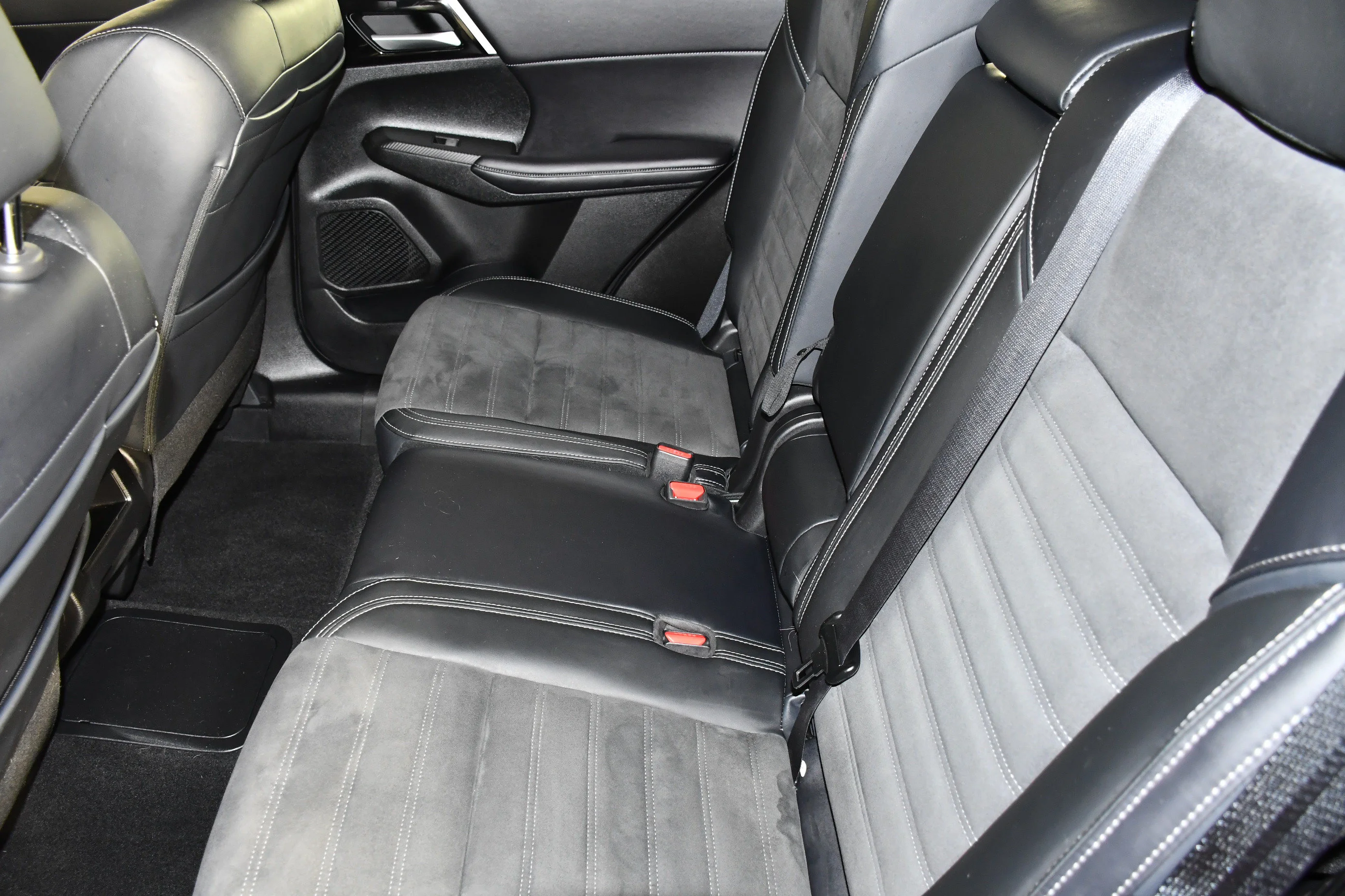 Certified Used 2025 Black Diamond Mitsubishi SE image 48