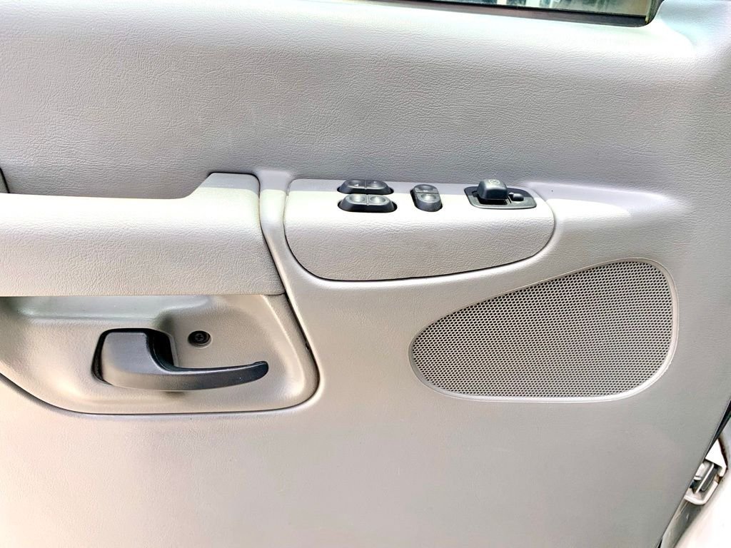 Used 2003 White Ford  image 12